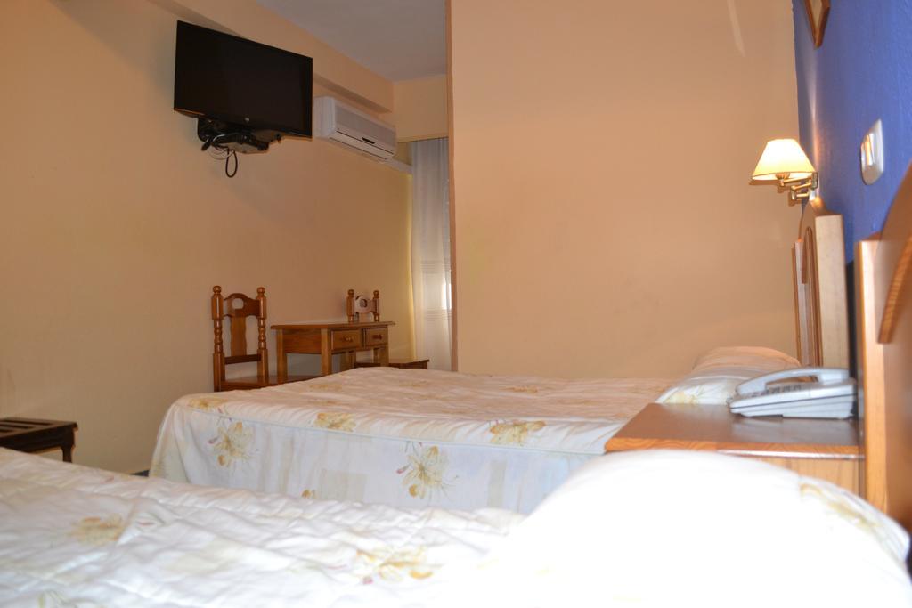 Hostal Al-Qazeres Caceres Room photo