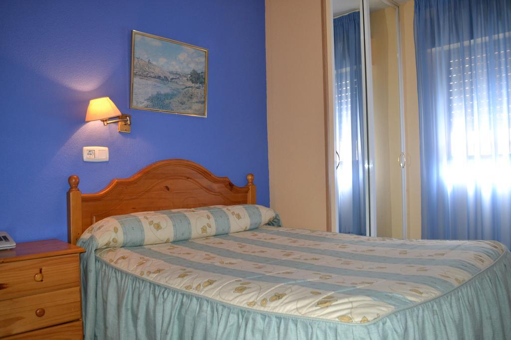 Hostal Al-Qazeres Caceres Room photo