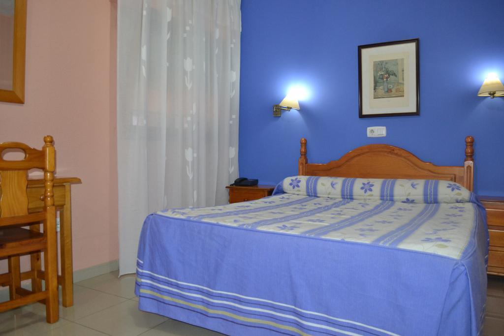 Hostal Al-Qazeres Caceres Room photo